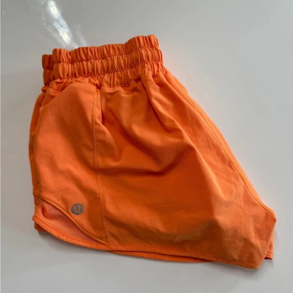 Lululemon Hotty Hot Low-Rise Lined Shorts 2.5” Size 4 - Picture 3 of 4